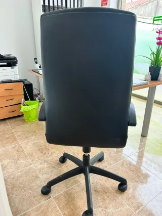 Silla de oficina polipiel negra