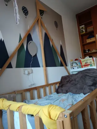 Cama Montessori madera con somier y barandilla