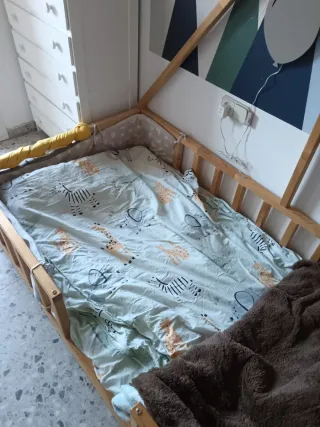 Cama Montessori madera con somier y barandilla
