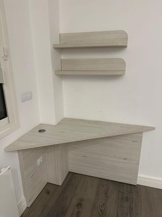 Conjunto mesa y estantería de madera