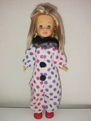 Nancy con 2 vestidos