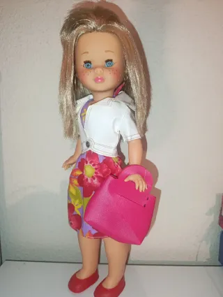 Nancy con 2 vestidos