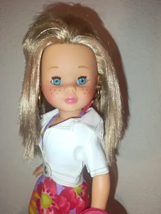 Nancy con 2 vestidos