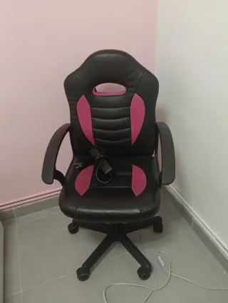Silla de escritorio negra y rosa