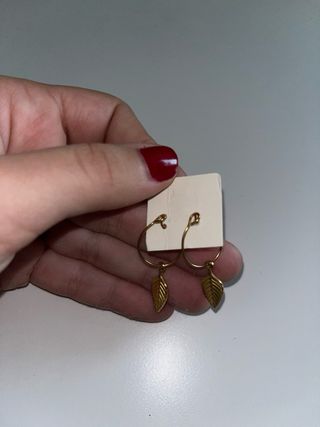 Pendientes tipo oro con forma de pluma