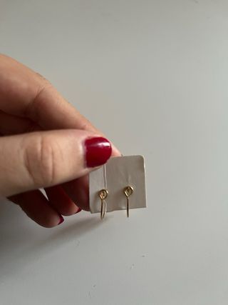 Pendientes tipo oro con forma de pluma