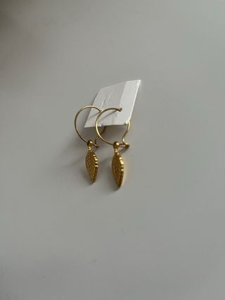 Pendientes tipo oro con forma de pluma