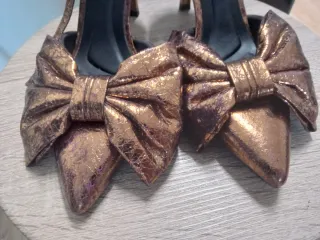 Zapatos de tacón dorados con lazo tacon 7