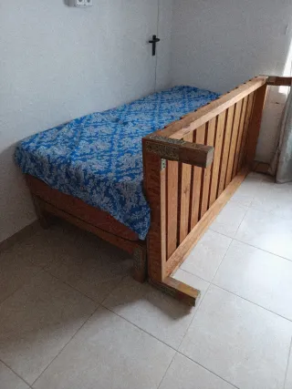 3 Somieres de Madera y dos colchones