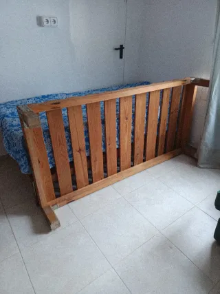 3 Somieres de Madera y dos colchones