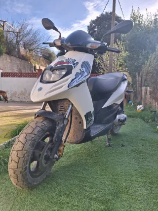 Ciclomotor Scooter Negro y Blanco