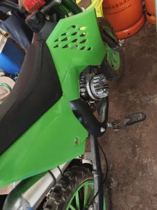 Moto de cross verde