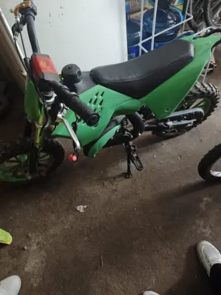 Moto de cross verde