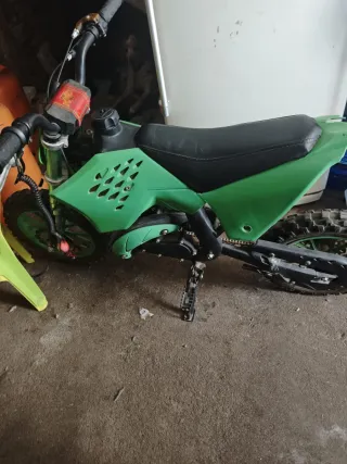 Moto de cross verde