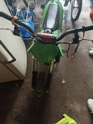 Moto de cross verde