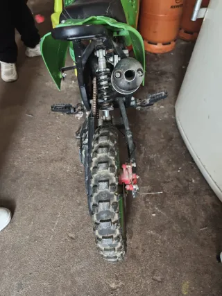 Moto de cross verde