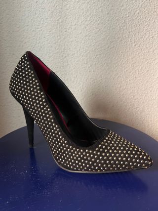 Zapatos de tacón negros con tachuelas doradas