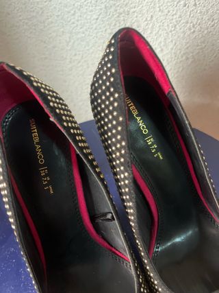 Zapatos de tacón negros con tachuelas doradas