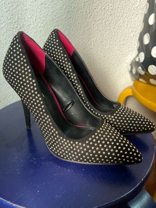 Zapatos de tacón negros con tachuelas doradas
