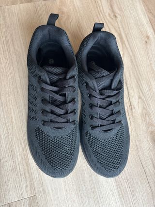 Zapatillas deportivas negras nuevas