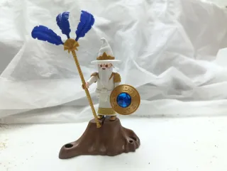 Mago Playmobil con bastón y escudo