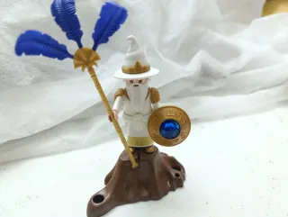 Mago Playmobil con bastón y escudo