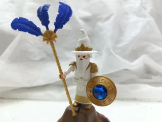 Mago Playmobil con bastón y escudo