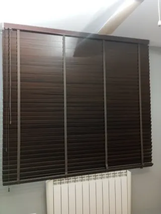 Estores de lamas de madera marrón