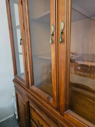 Vitrina,mesa y 6 sillas de salón madera