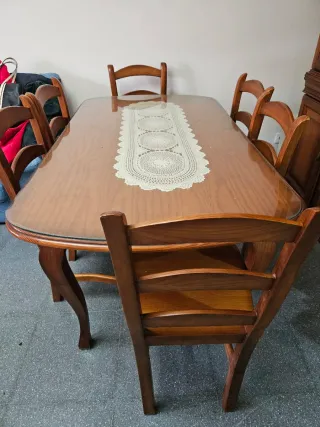 Vitrina,mesa y 6 sillas de salón madera