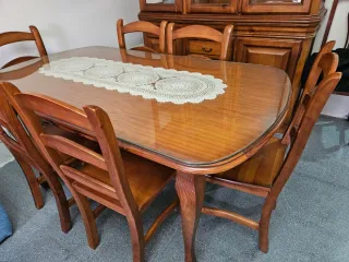 Vitrina,mesa y 6 sillas de salón madera