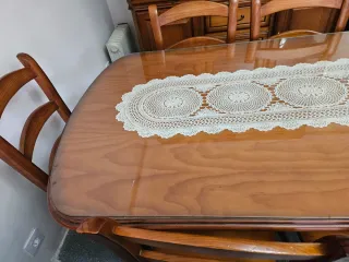 Vitrina,mesa y 6 sillas de salón madera