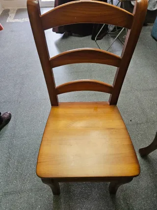 Vitrina,mesa y 6 sillas de salón madera