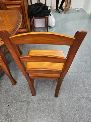 Vitrina,mesa y 6 sillas de salón madera