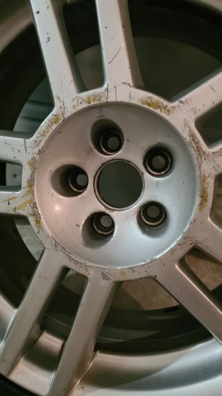 Llanta de aleación con neumático