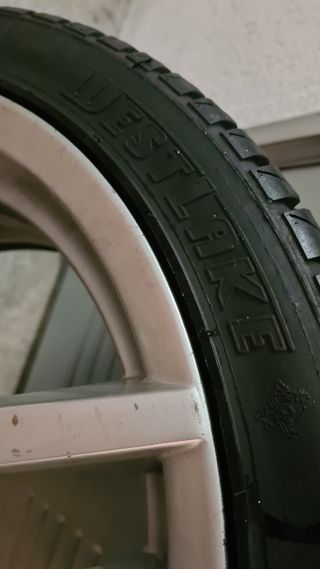 Llanta de aleación con neumático