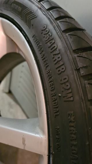 Llanta de aleación con neumático