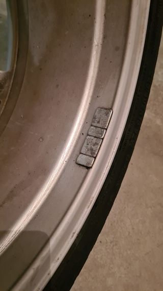 Llanta de aleación con neumático