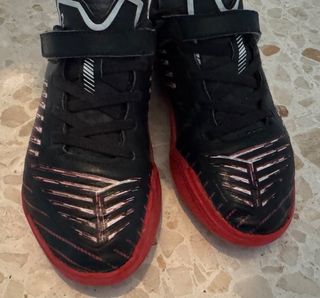 Botas de fútbol sala negras y rojas