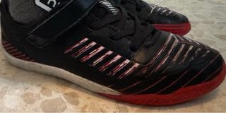 Botas de fútbol sala negras y rojas