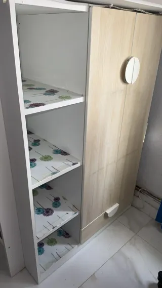 Cama alta con escritorio y armario.