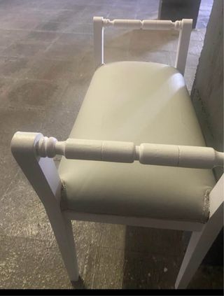 Banqueta blanca de madera y tela