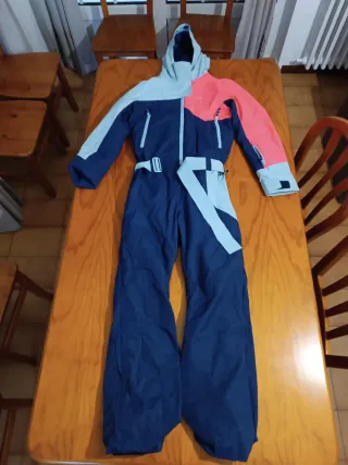 Mono de esquí azul y rosa