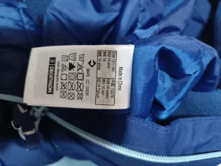 Mono de esquí azul y rosa