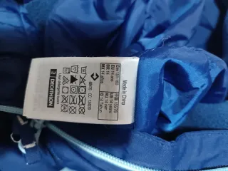 Mono de esquí azul y rosa