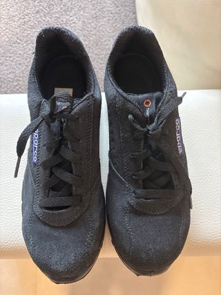 Zapatillas de seguridad Sparco negras y rojas.