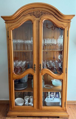 Vitrina madera maciza con puertas de cristal