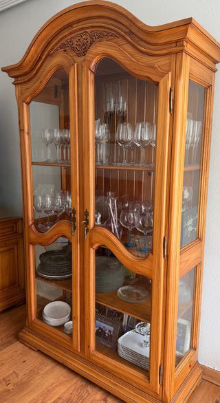 Vitrina madera maciza con puertas de cristal
