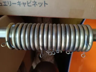 Barra cortina metal dorada, anillas y 2 apliques