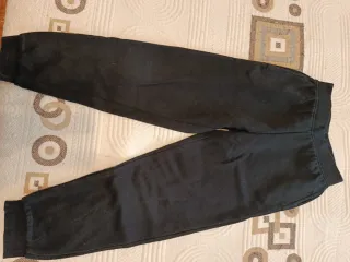 Pantalón de chándal negro. Talla 10 - 140 cms